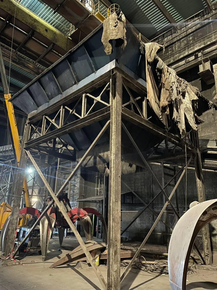 Démolition d'une structure métallique avec trémie sur Fos - sur - Mer