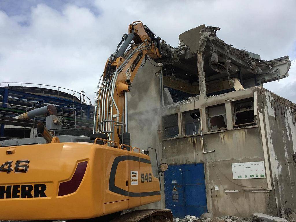 Démolition d'un ancien bâtiment industriel avec collecte des déchets métalliques dans le secteur d'Aix en Provence